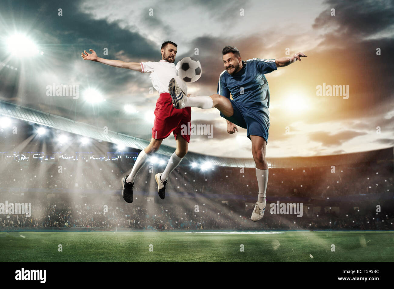 Zwei kaukasischen fit aktive Männer als Fußball-Spieler kämpfen mit Kugel am Stadion. Spiel Konzept. Kampfgeist. 3D-Modell des Stadions wurde von mir erstellt - der Autor. Stockfoto