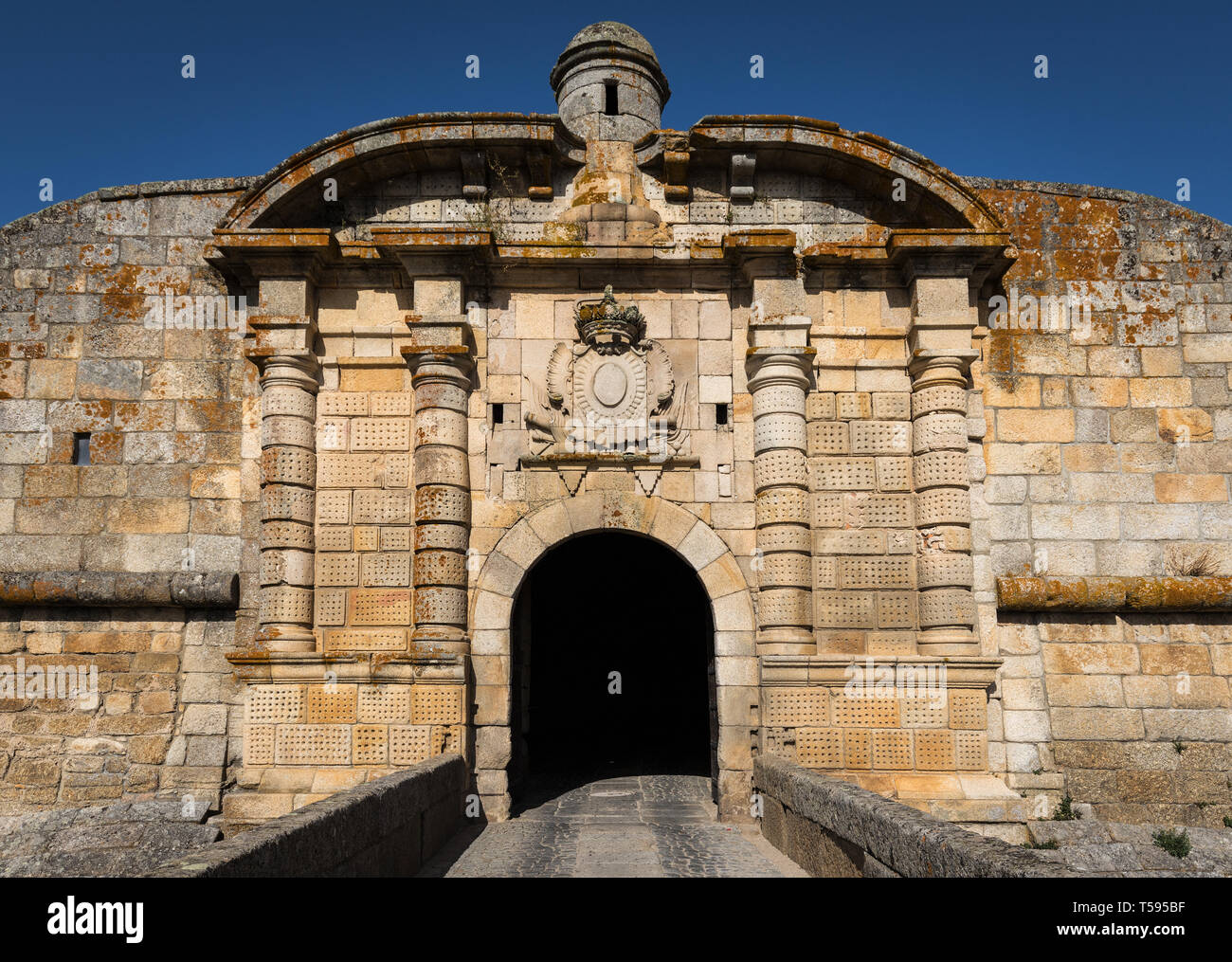 Tür von San Francisco. Alten Eingang in den alten Mauern von Almeida. Portugal. Stockfoto