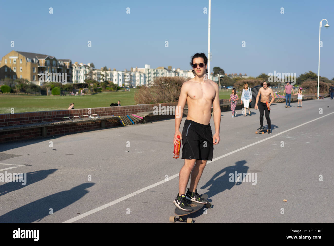 Skateboarder an der Promenade von Littlehampton Stockfoto