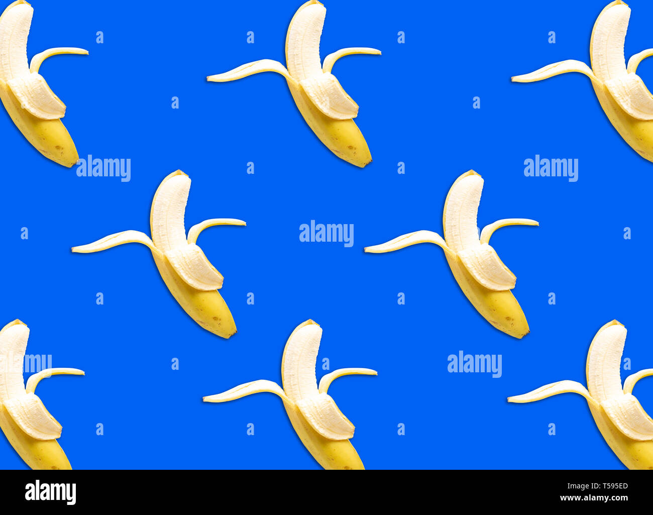 Reife Bananen, frisch, gelb auf blauem Hintergrund. Muster Bananen Stockfoto