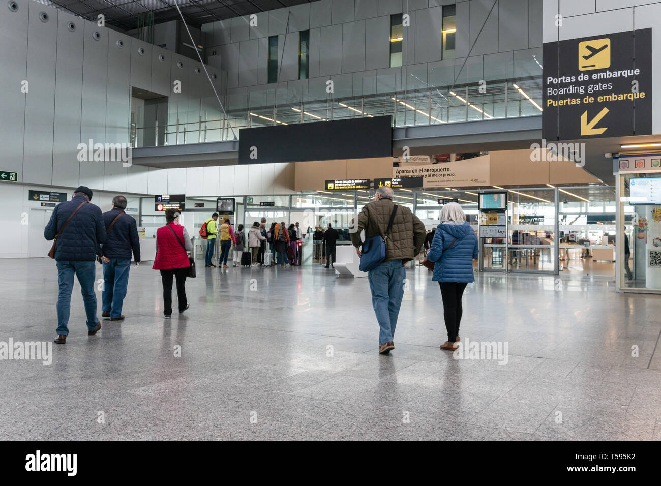 Menschen zu Fuß zum Boarding gates auf Santiago de Compostela Halle Airport Stockfoto