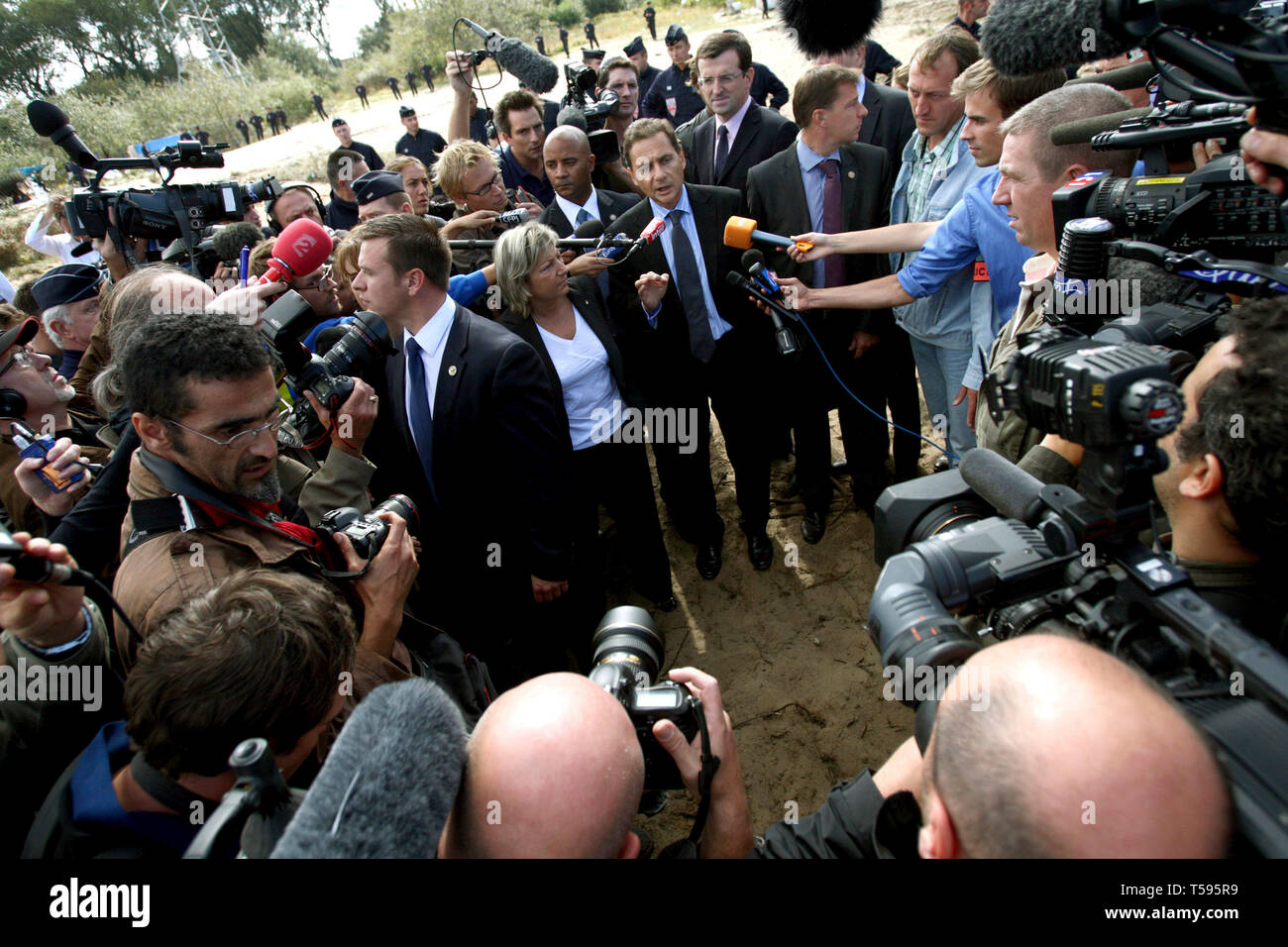 Der französische Immigrationsminister Eric Besson, der Dschungel nach Menschen aus Afghanistan vertrieben wurden. Calais, Frankreich. 22/09/2009 Stockfoto