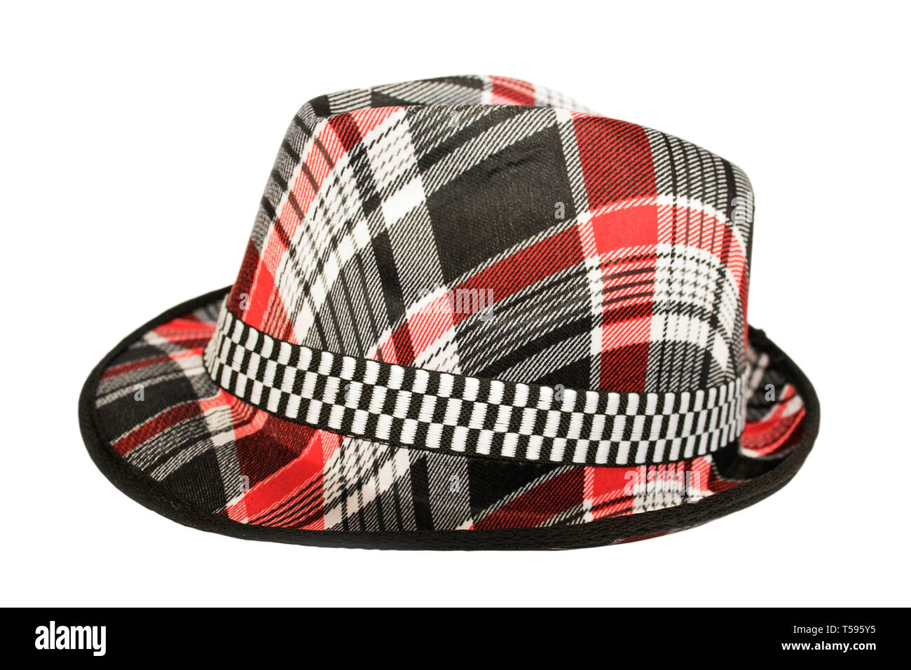 Modischer Hut in der roten Zelle auf weißem Hintergrund Stockfoto