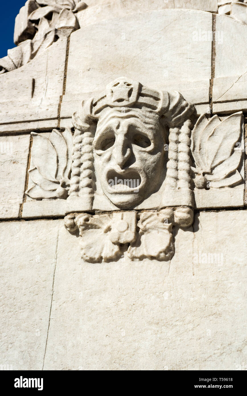 Der Stein Relief einer klassischen griechischen Maske auf das Königliche Dramatische Theater in Nybroplan, Stockholm Stockfoto