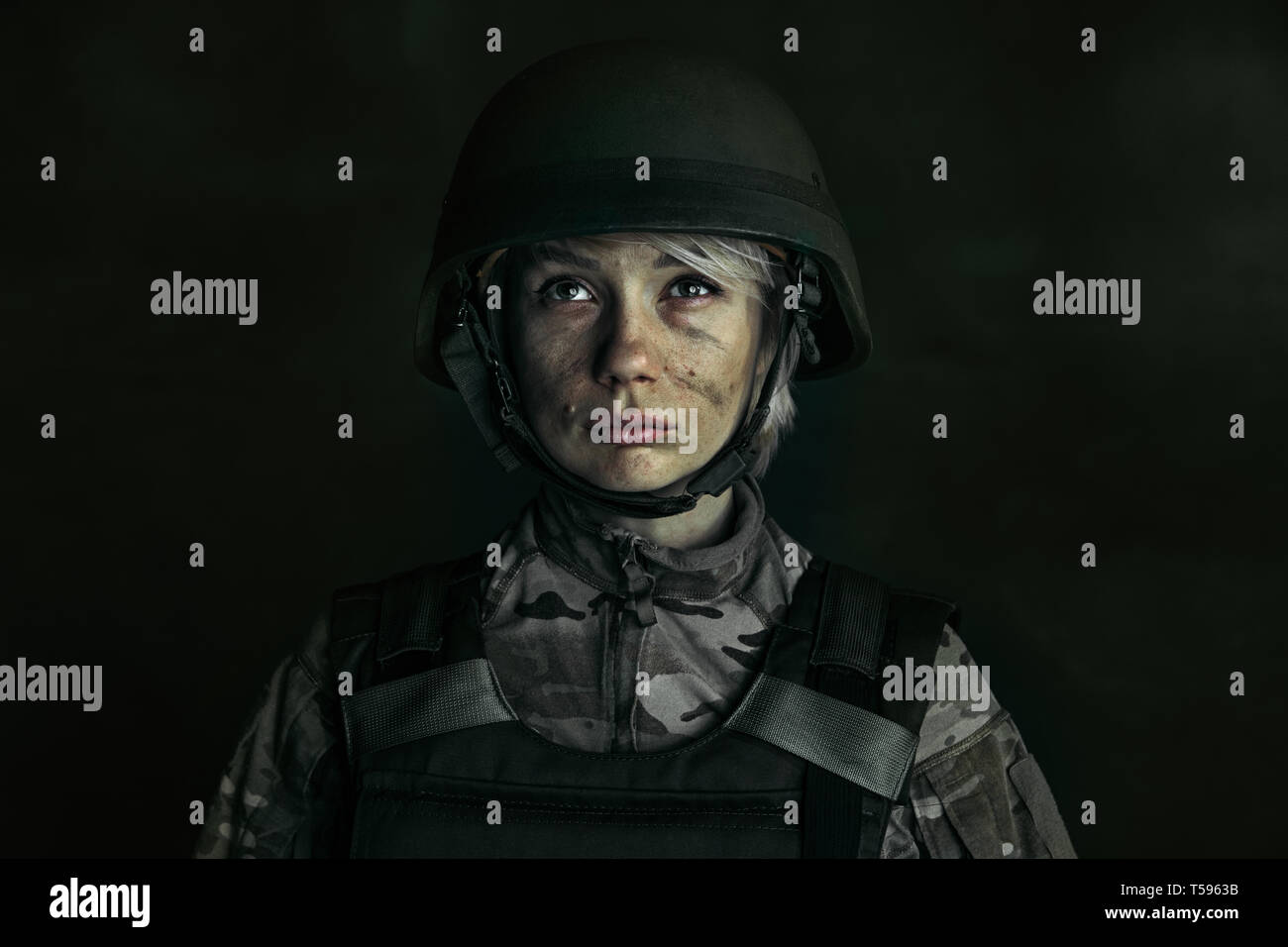 Bereitschaft und Mut. Close up Portrait von jungen weiblichen Soldaten. Frau in Uniform auf den Krieg. Deprimiert und Probleme mit der psychischen Gesundheit und Emotionen, PTSD. Stockfoto