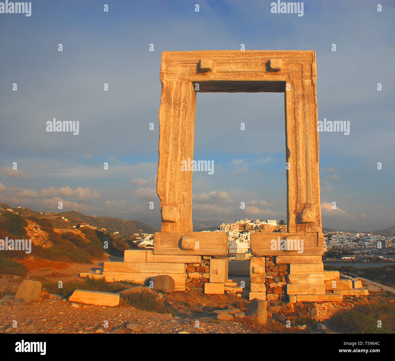 Der Apollo Tempel Eingang mit dem historischen Hafen und Stadt Chora im Hintergrund. Auf der griechischen Insel Naxos fotografiert. Stockfoto
