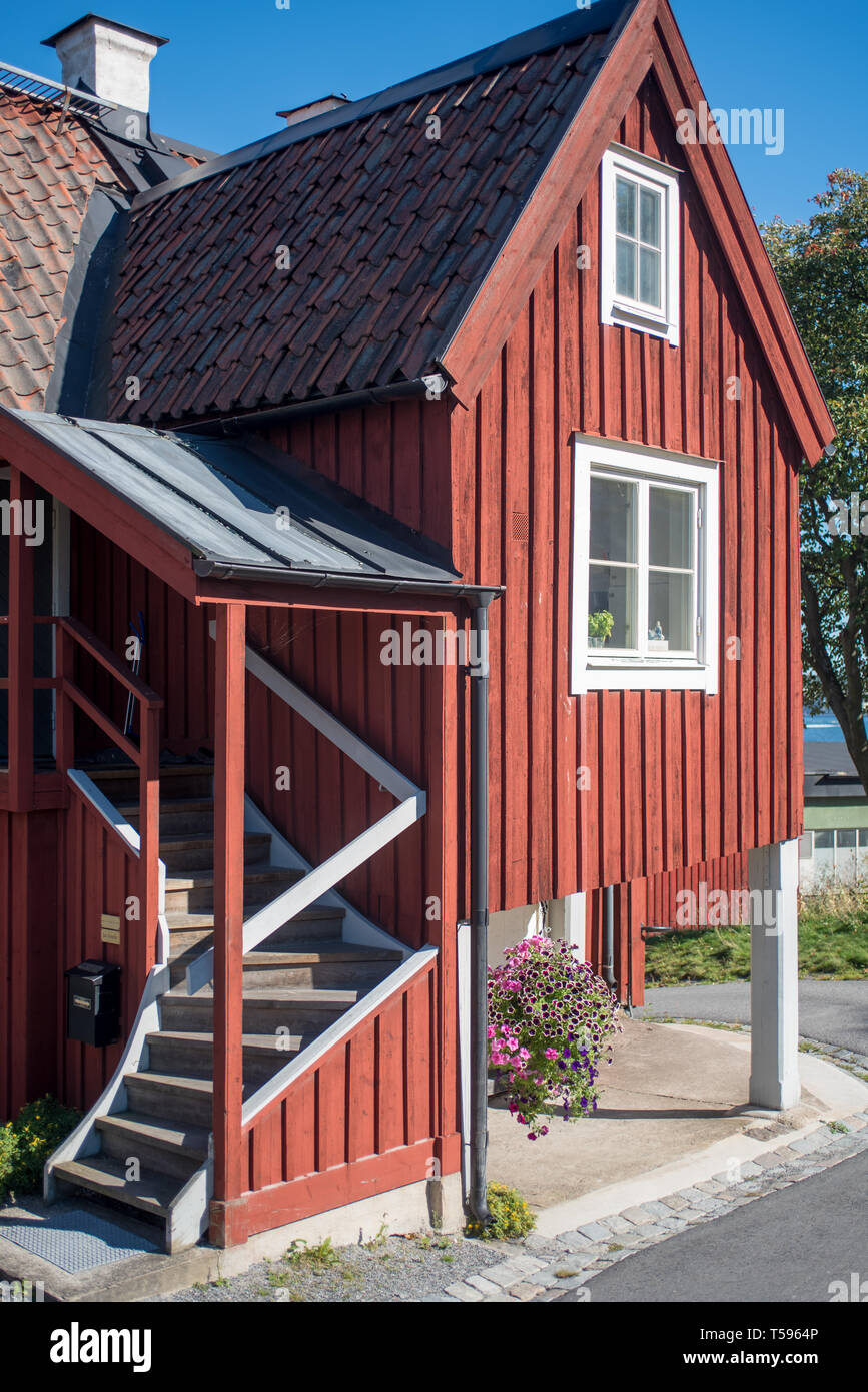 Eine bunte traditionelle kleines Holzhaus auf Beckholmen (Pitch Insel) ein historisches Zentrum für Pitch (TAR) für die Schifffahrt. Stockfoto