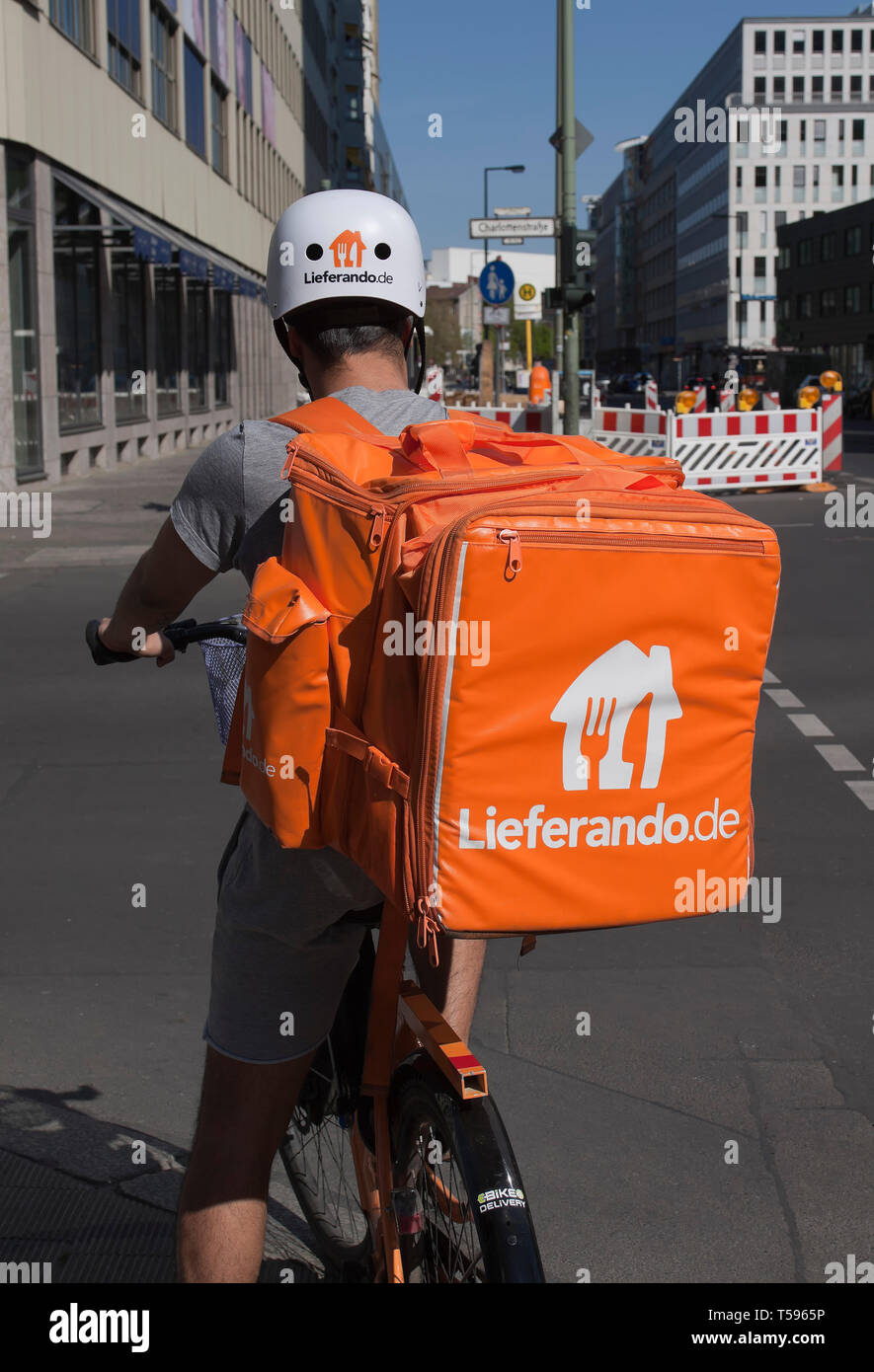 Radfahrer von Lieferservice Lieferando in Berlin Stockfoto