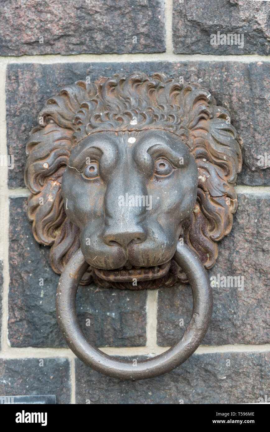 In einer gusseisernen Löwenkopf mit einem Ring in seinen Mund an der Wand eines Gebäudes in Stockholm. Stockfoto