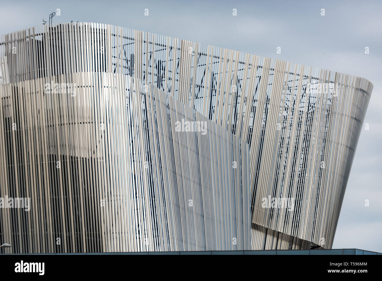 White Arkitekter's 3500 Edelstahl haben ils" verkleidet den oberen Teil seines Stockholm Waterfront Konferenzzentrum auf Centralbron Stockfoto