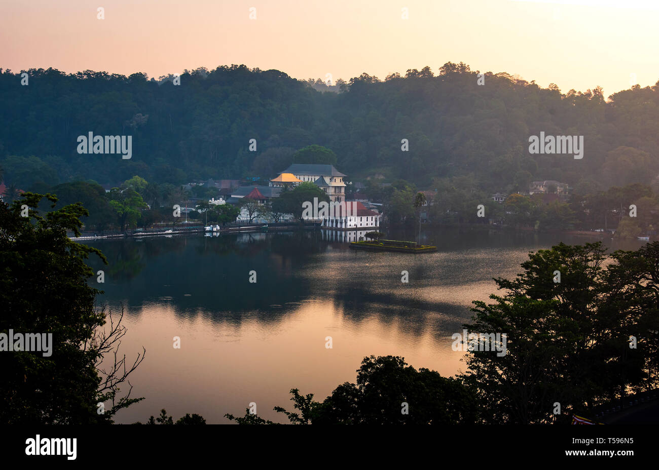 Kandy Lake und Tempel auf Sehenswürdigkeit in Sri Lanka Stockfoto