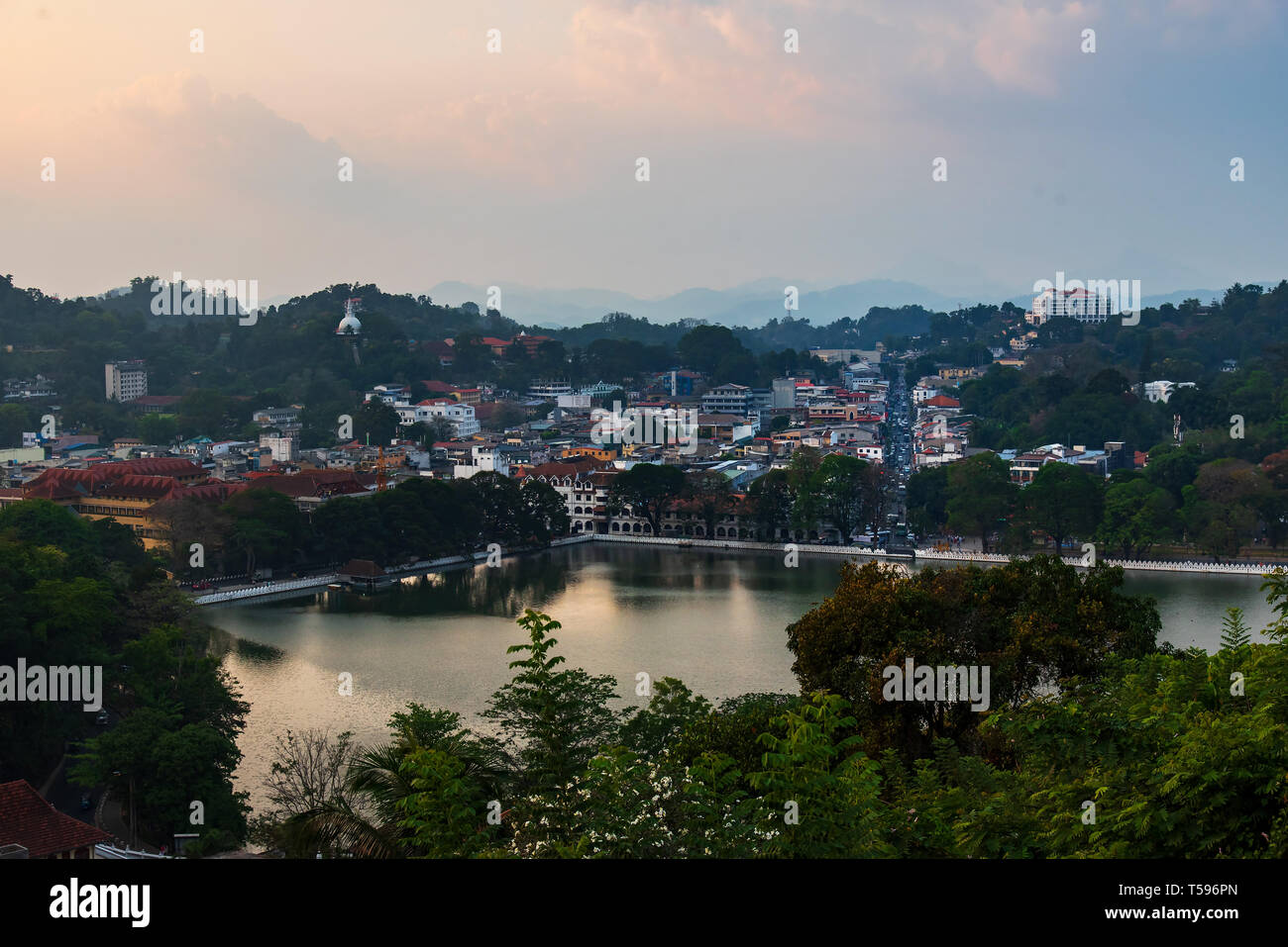 Blick auf Kandy Stadt in Sri Lanka bei Sonnenuntergang Stockfoto