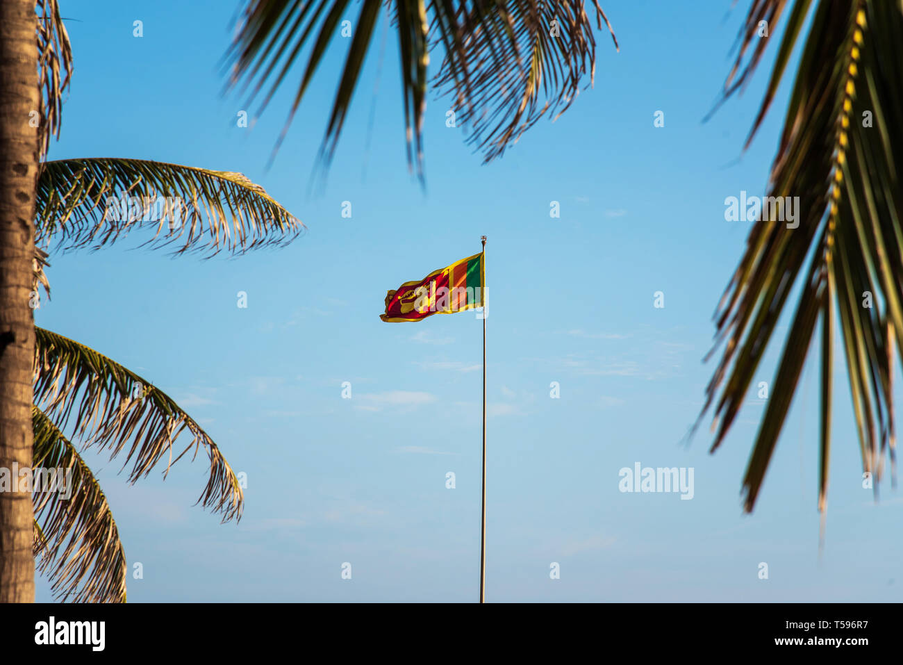 Flagge von Sri Lanka winken gegen den blauen Himmel Stockfoto