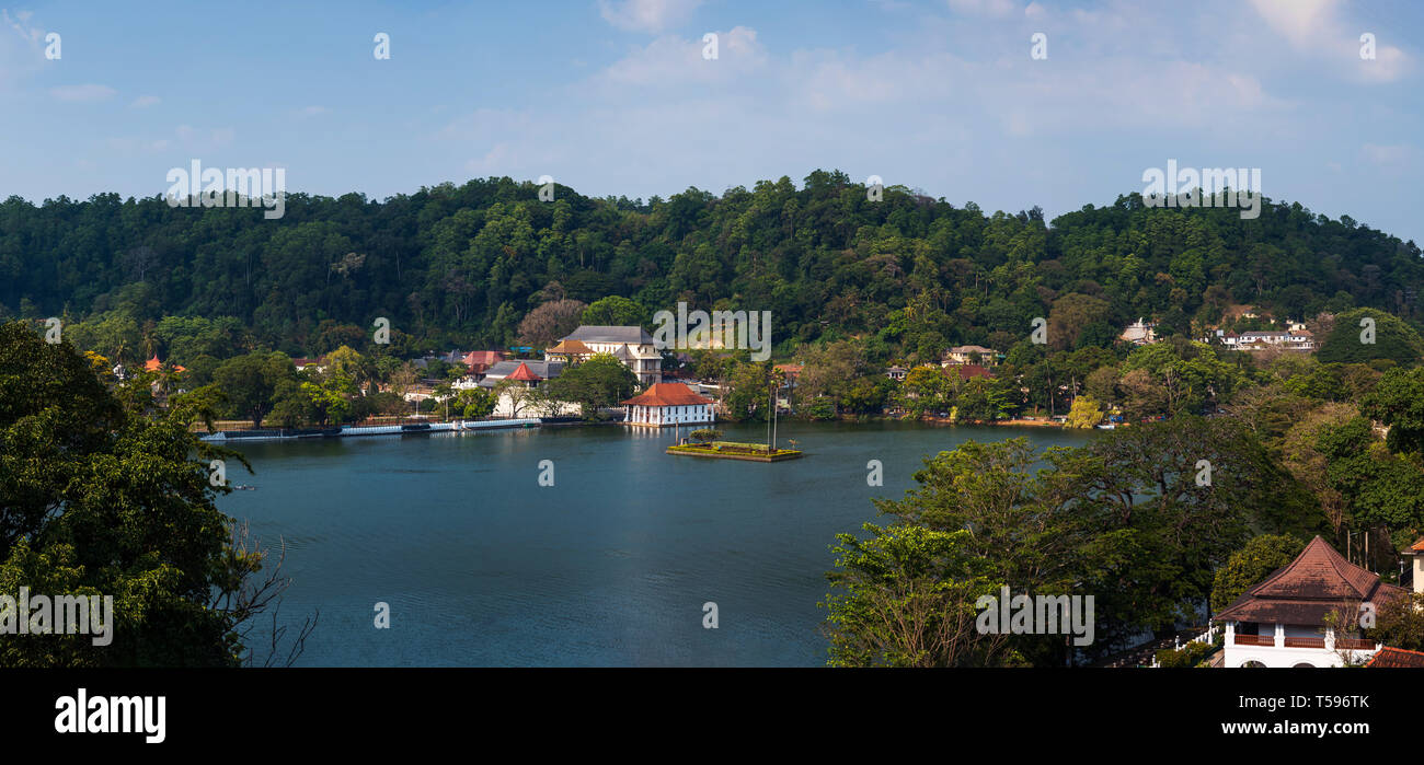 Panoramablick auf Sehenswürdigkeit von Kandy Lake und Tempel in Sri Lanka Stockfoto