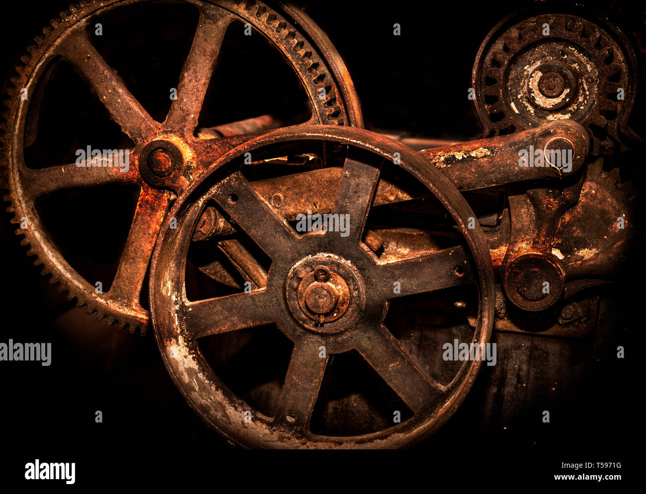 Eine Nahaufnahme des Getriebes der antiken Holzwaschmaschine zeigt die komplizierte Handwerkskunst und den mechanischen Einfallsreichtum der frühen Heimanwendung Stockfoto