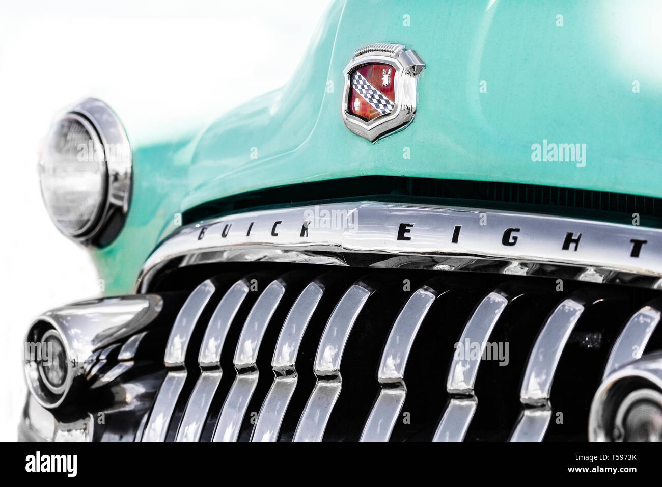 Diese auffällige Nahaufnahme zeigt die beeindruckende Präsenz des legendären Kühlergrills eines Vintage Buick Eight vor einem makellosen weißen Hintergrund. Der polnisch Stockfoto