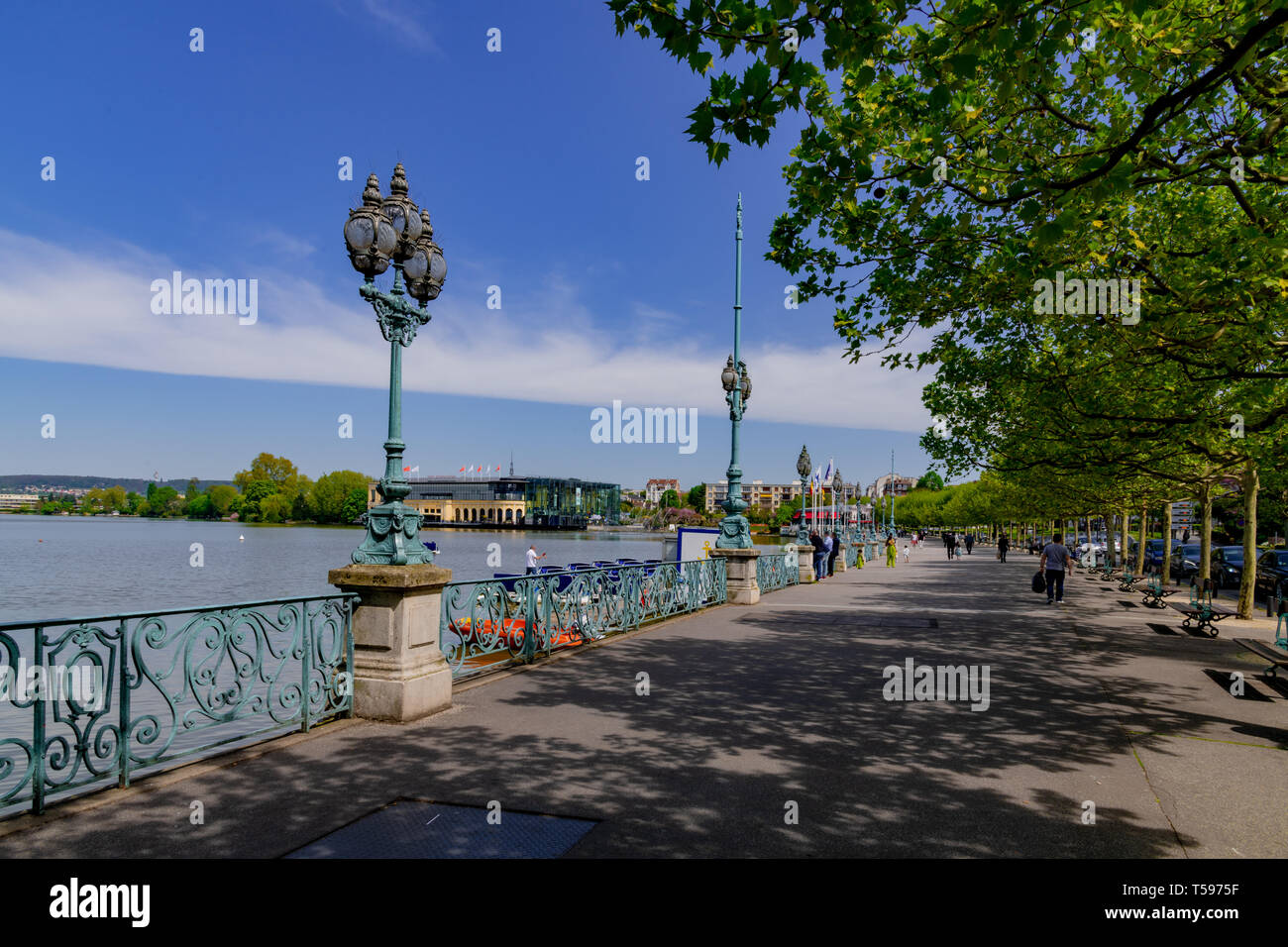 Balustrade entlang dem See Stockfoto