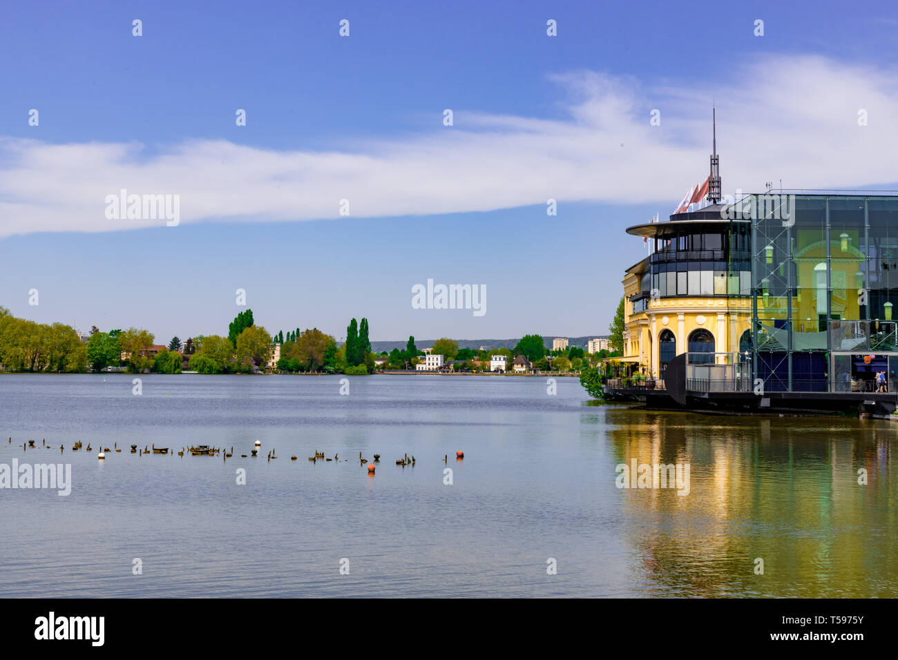 Balustrade entlang dem See Stockfoto