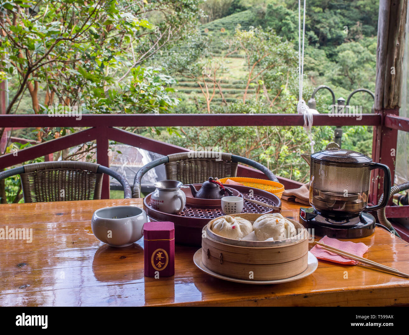 Maokong, Taiwan - 19. Oktober 2016: Ein gongfu Kaffee Tisch mit Zubehör in einem lokalen Kaffee Haus auf den Hügeln von maokong Taiwan. Asien Stockfoto