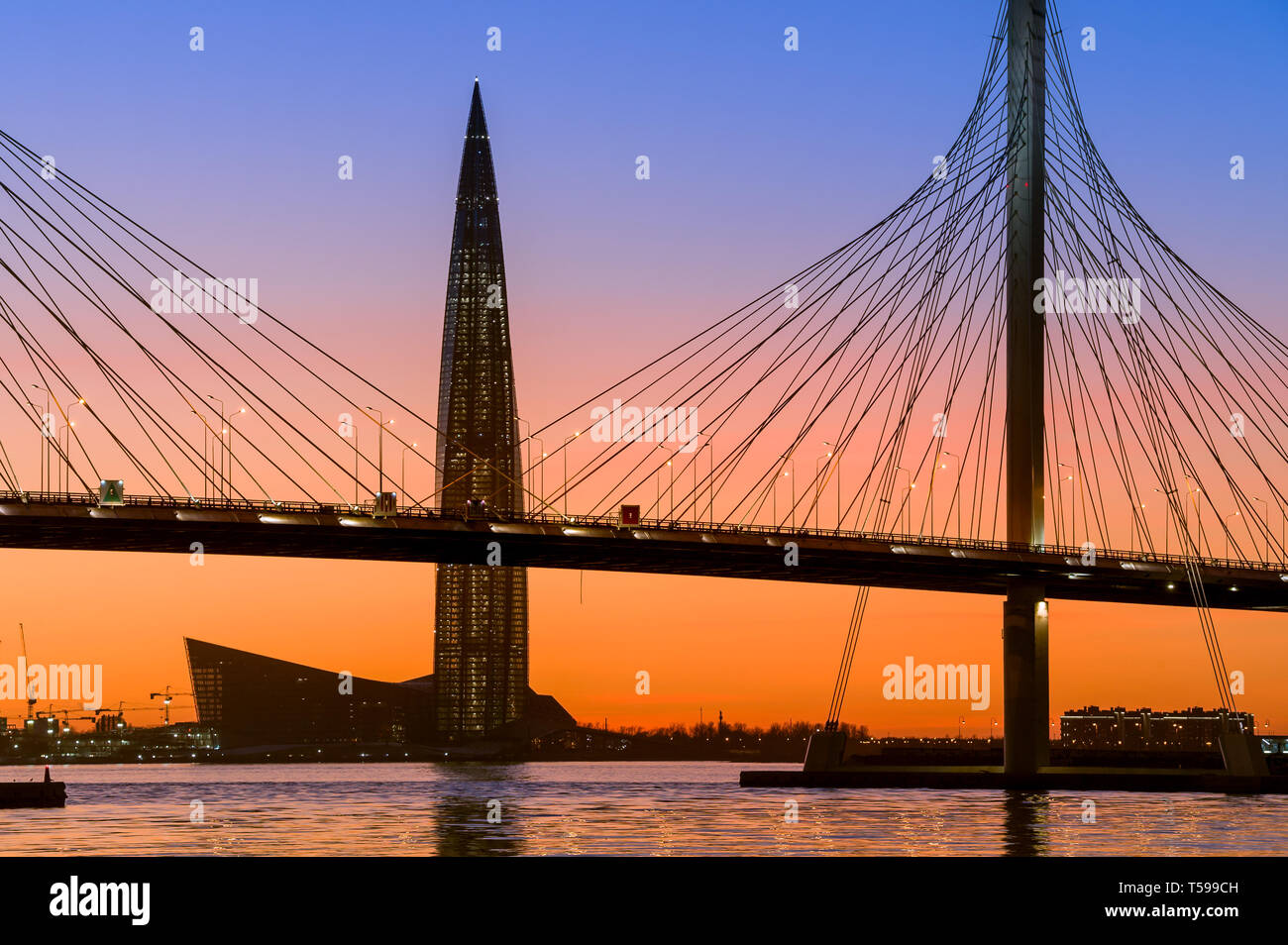 Höchste Turm von Sankt-petersburg und Autobahnbrücke bei Vivid Sonnenuntergang Farben. Russland. Stockfoto
