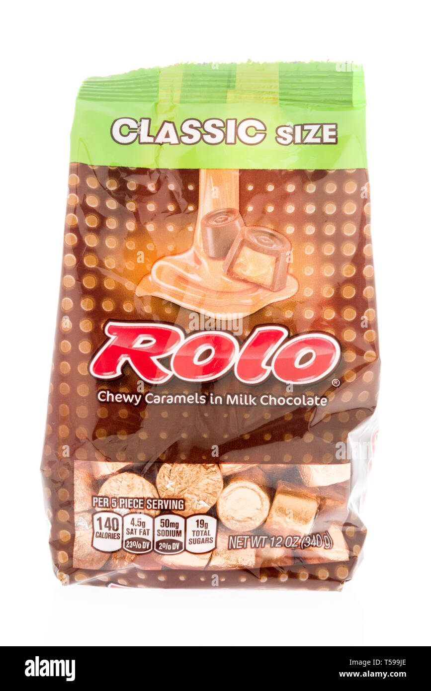 Winneconne, WI - 15. April 2019: ein Paket von Rolo chewy Karamellen auf einem isolierten Hintergrund Stockfoto