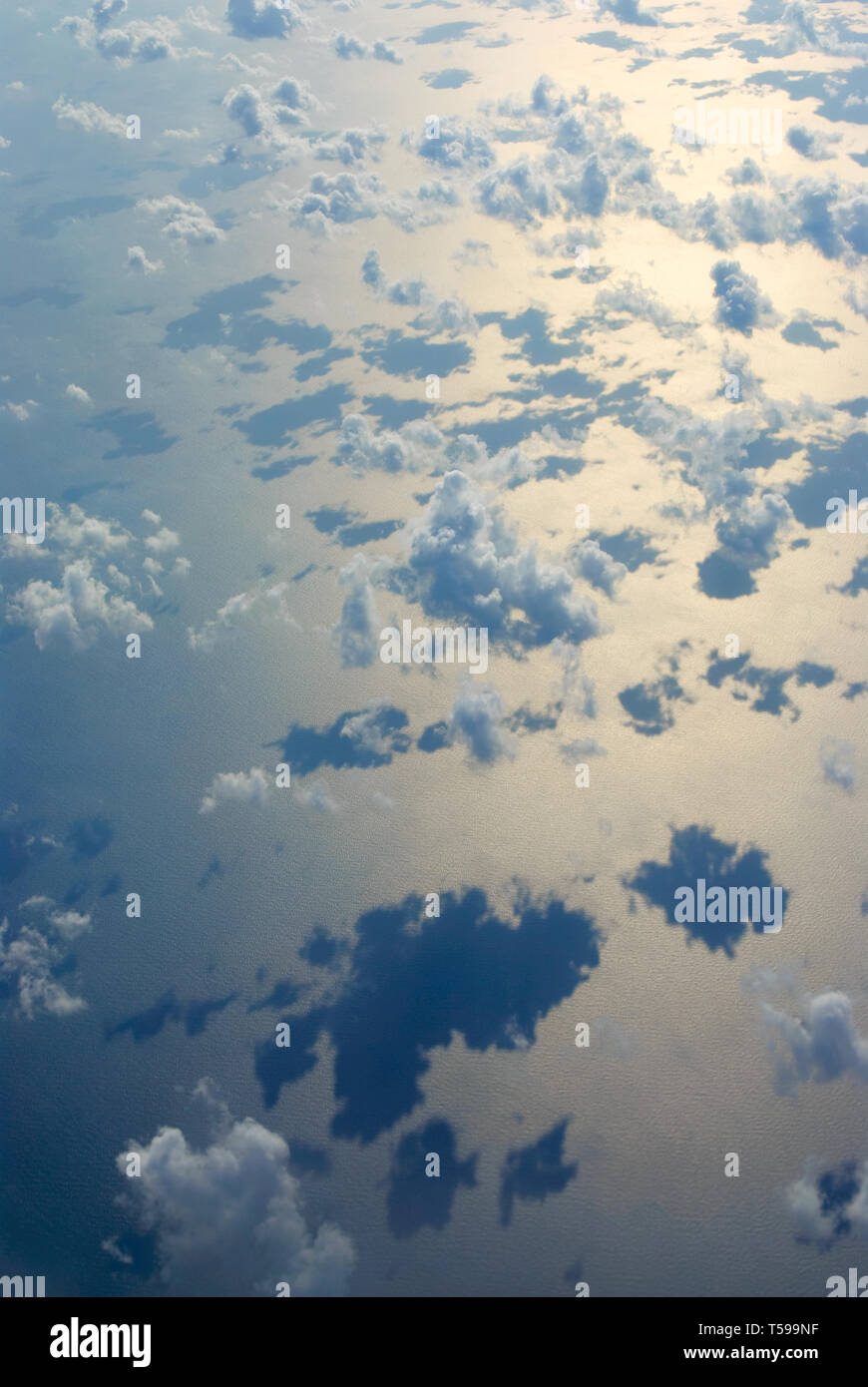 Wolken über der Meeresoberfläche, Luftaufnahme Stockfoto