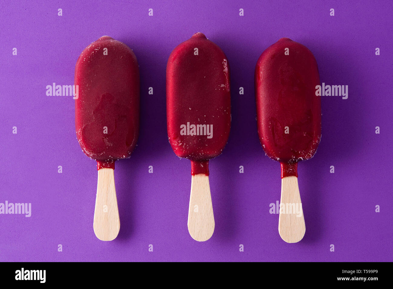 Erdbeere popsicle auf Violett Hintergrund. Ansicht von oben Stockfoto