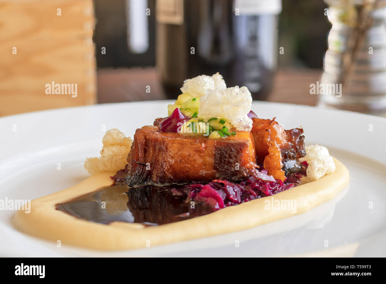 Hauptgericht, Teller mit gebratener Schweinebauch, rot Sauerkraut und Kartoffelbrei. Kochvorführungen. Stockfoto