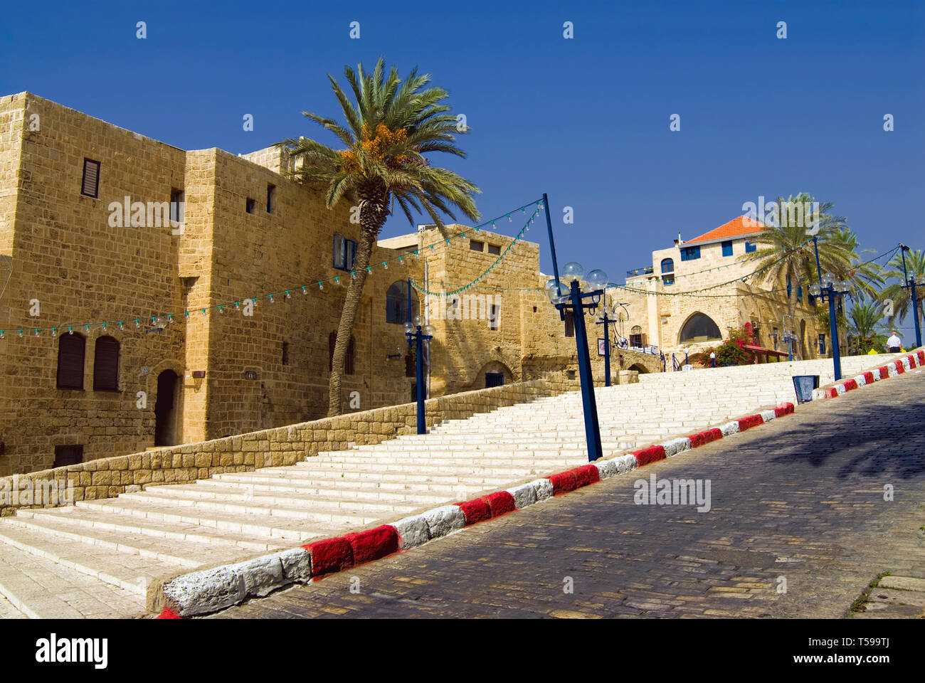 Straße mit Treppe und alte Häuser aus Stein in Tel Aviv-Jaffa, Israel Stockfoto