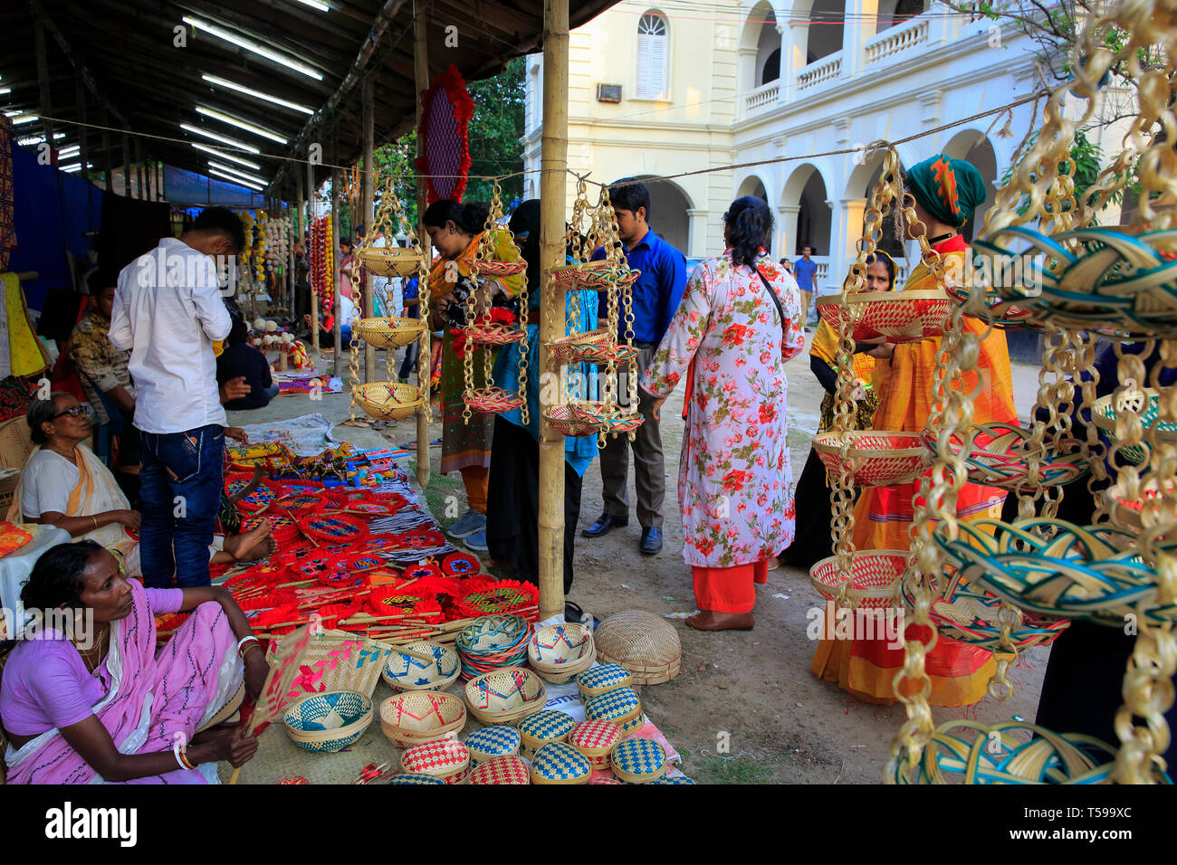 Handwerk im Boishakhi Mela auf Bangla Akademie Räumlichkeiten in Dhaka, Bangladesch verkaufen Stockfoto
