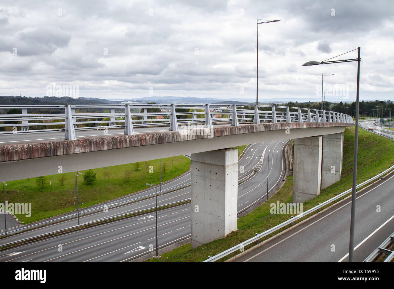 Viele Straßen mit Verbindungsbrücke. Infrastruktur oder road Engineering Konzept Stockfoto