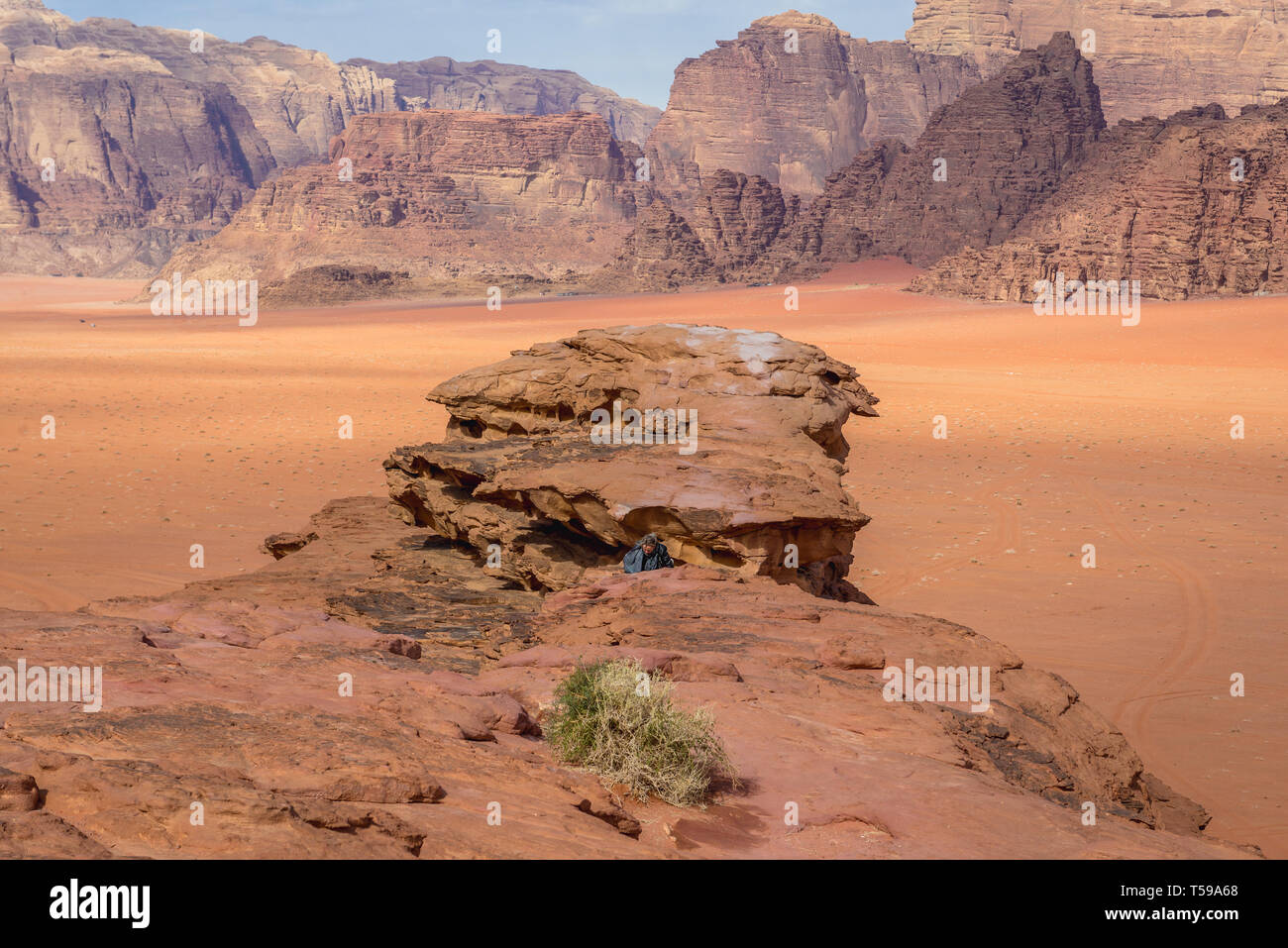 Eine kleine Brücke, die Felsformation im Wadi Rum Tal auch genannt Tal des Mondes in Jordanien Stockfoto