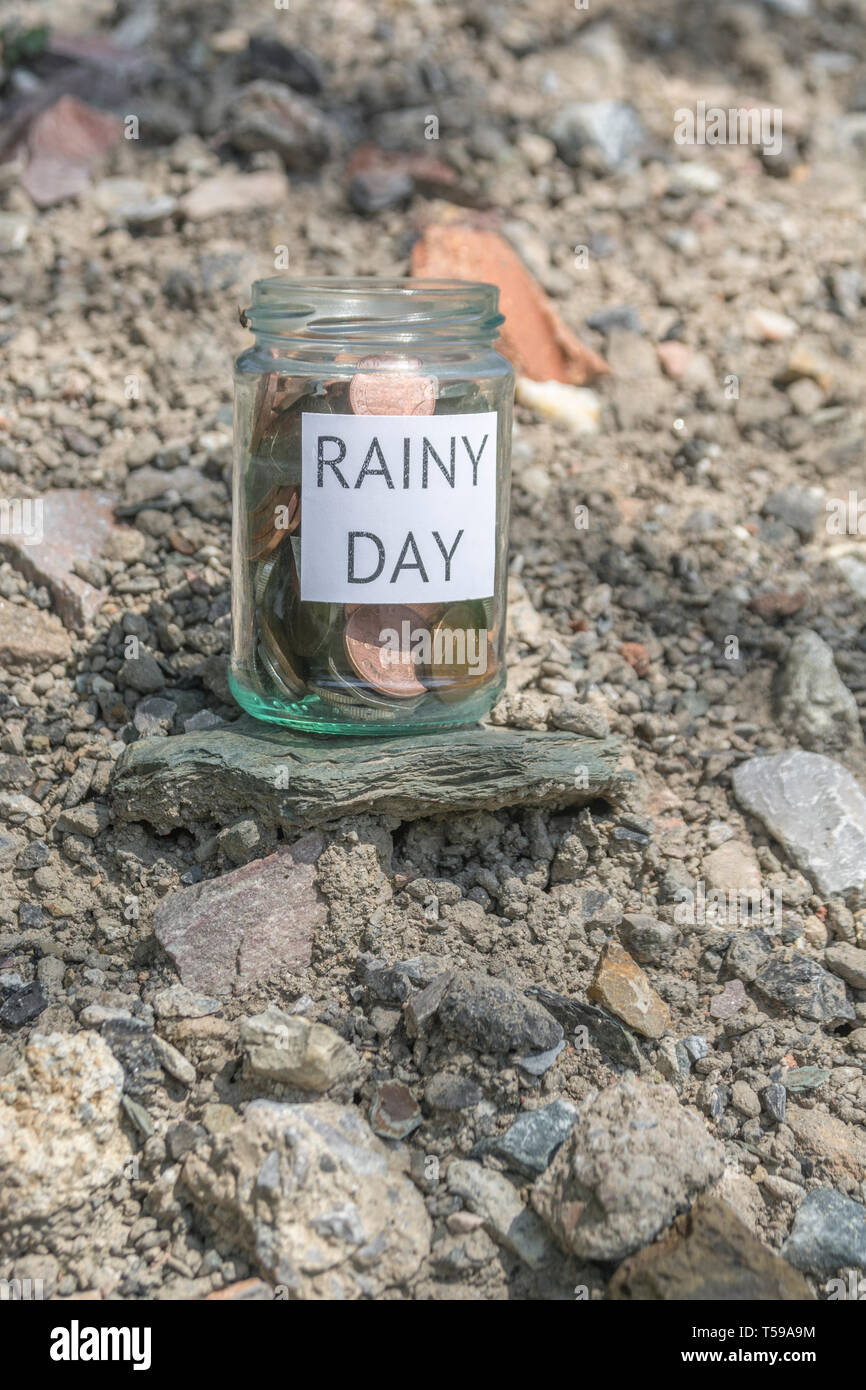 Geld jar/regnerischen Tag Einsparungen jar im Freien bei Sonnenschein. Metapher persönlichen Ersparnissen, Geld sparen, Vorsorge, Altersvorsorge, Speichern pot Stockfoto