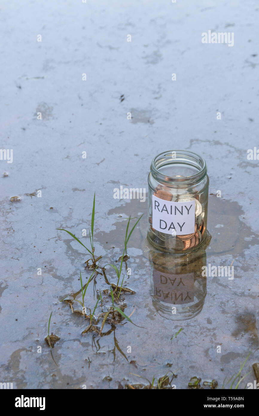 Geld jar/regnerischen Tag Einsparungen jar im Freien bei Sonnenschein. Metapher persönlichen Ersparnissen, Geld sparen, Vorsorge, Altersvorsorge, Speichern pot Stockfoto
