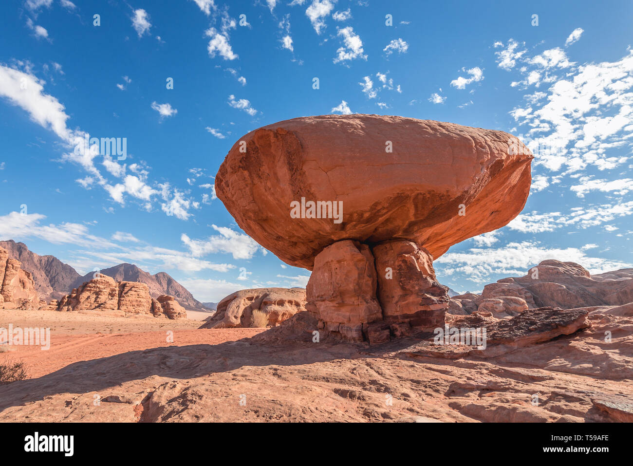 Mushroom Rock im Wadi Rum Tal auch genannt Tal des Mondes in Jordanien Stockfoto