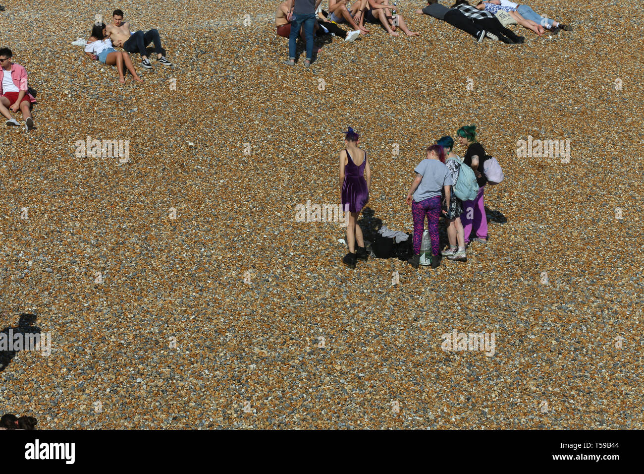 Gruppe junger Leute am Strand in Brighton an einem sonnigen Tag. Stockfoto