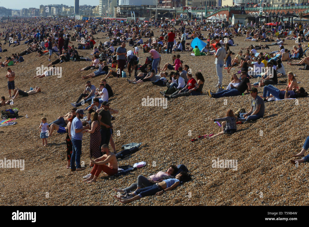 Die Leute am Strand in Brighton an einem sonnigen Tag. Stockfoto