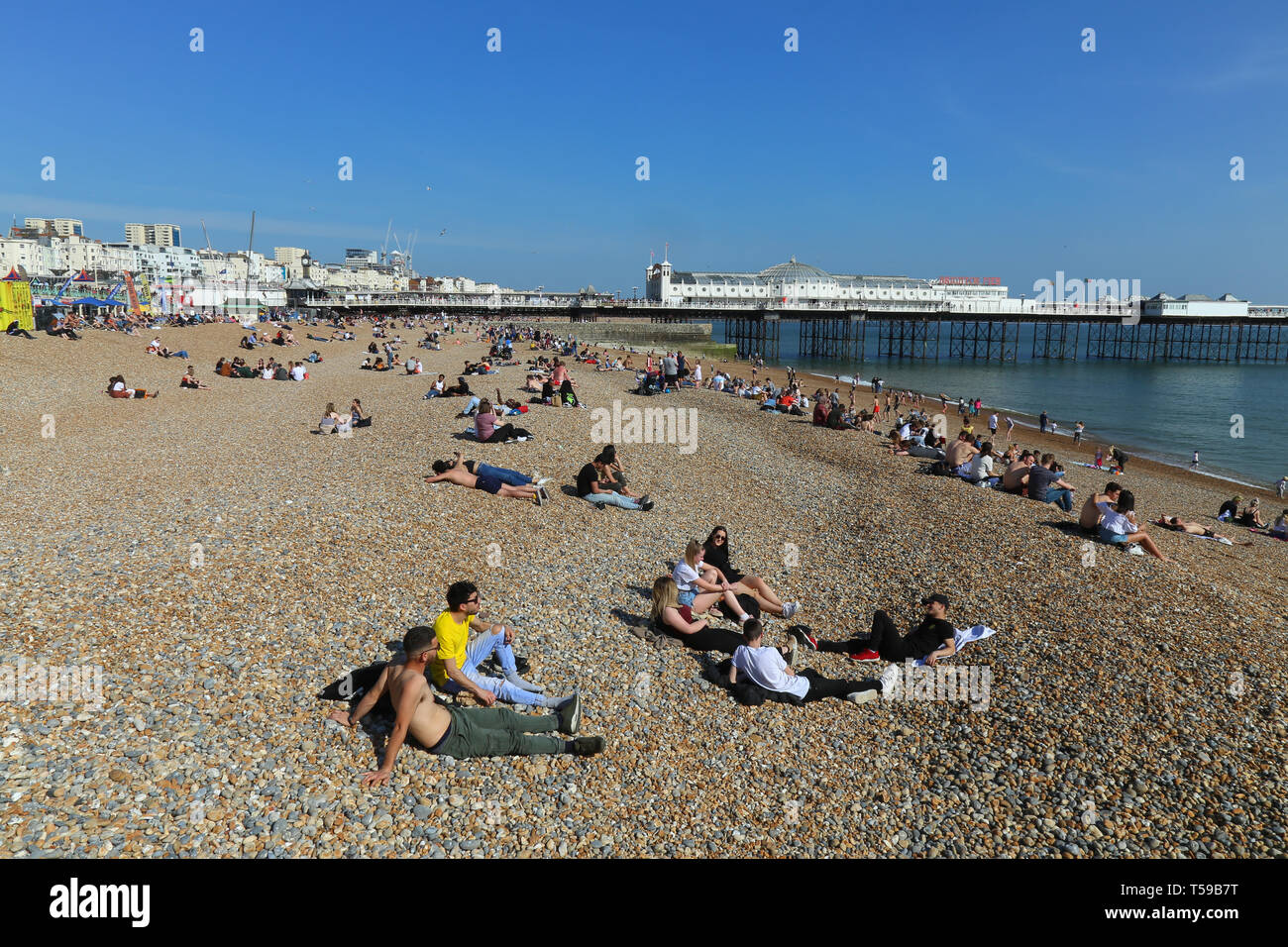 Die Leute am Strand in Brighton an einem sonnigen Tag. Stockfoto