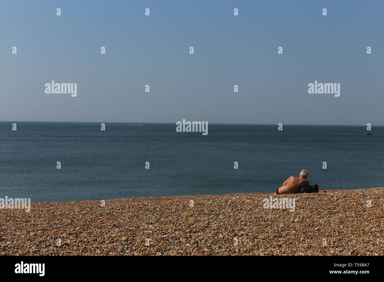 Ältere Menschen am Strand im Meer Richtung suchen. Brighton. Großbritannien Stockfoto