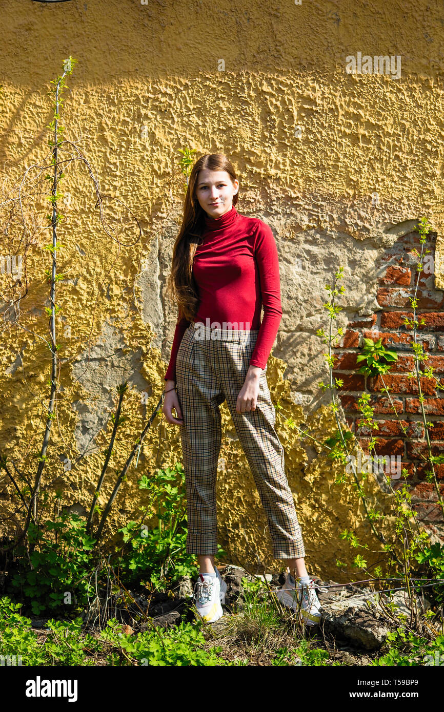 Teenage Girl posiert in der Nähe der alten Mauer. Stockfoto