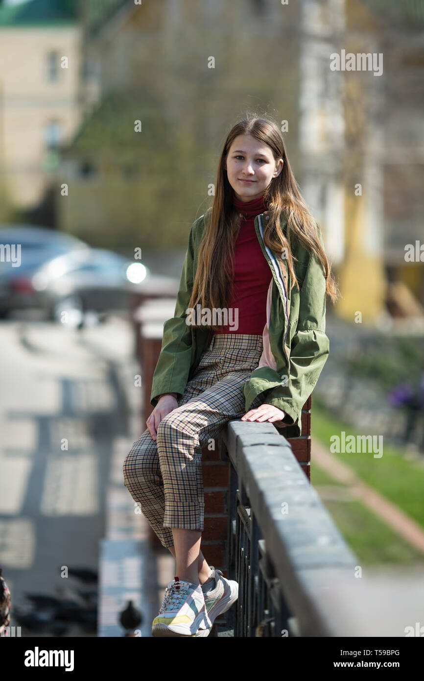 Junges Mädchen auf den Straßen. Stockfoto