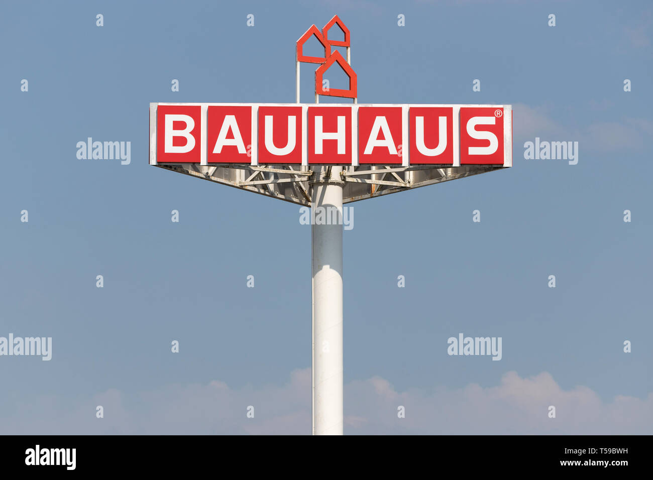 Bauhaus Zeichen gegen den blauen Himmel Stockfoto