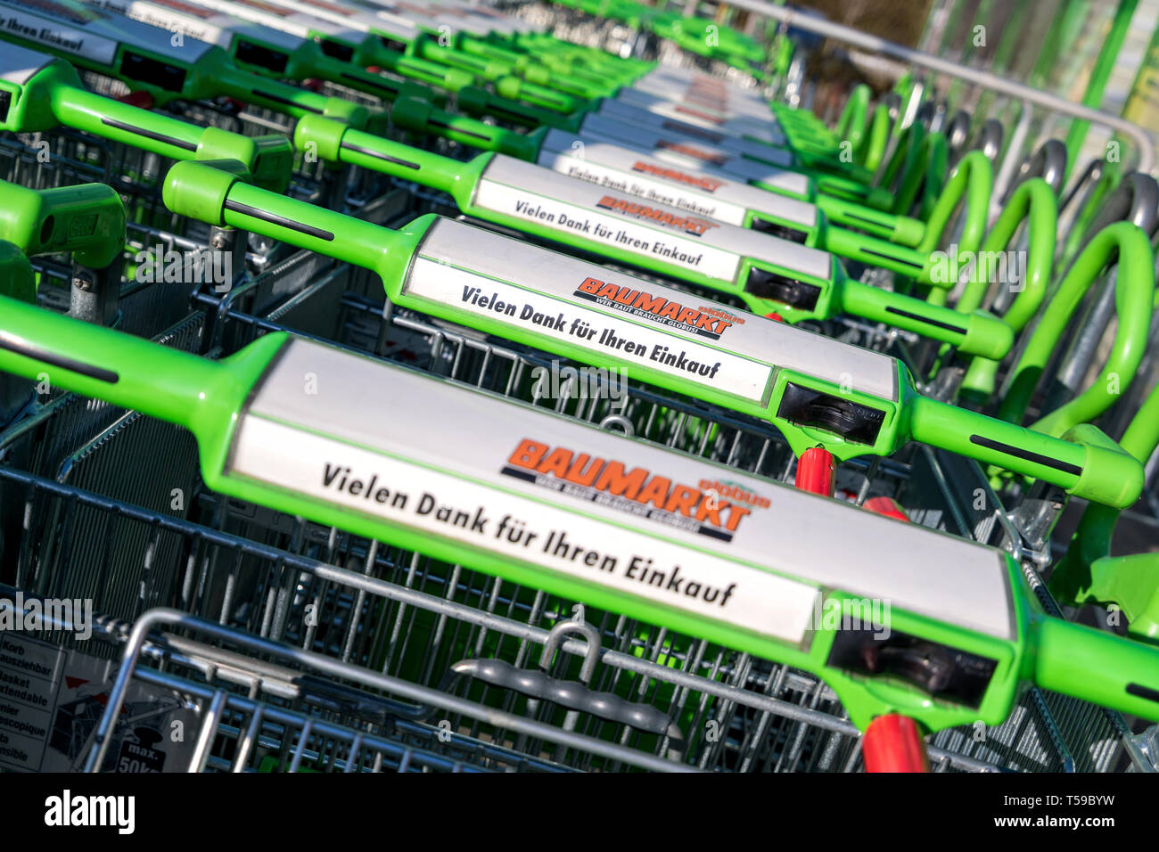 Globus Baumarkt Shopping Carts. Globus ist ein deutschen Handelskette der Verbrauchermärkte, Baumärkte und Elektronik speichert. Stockfoto