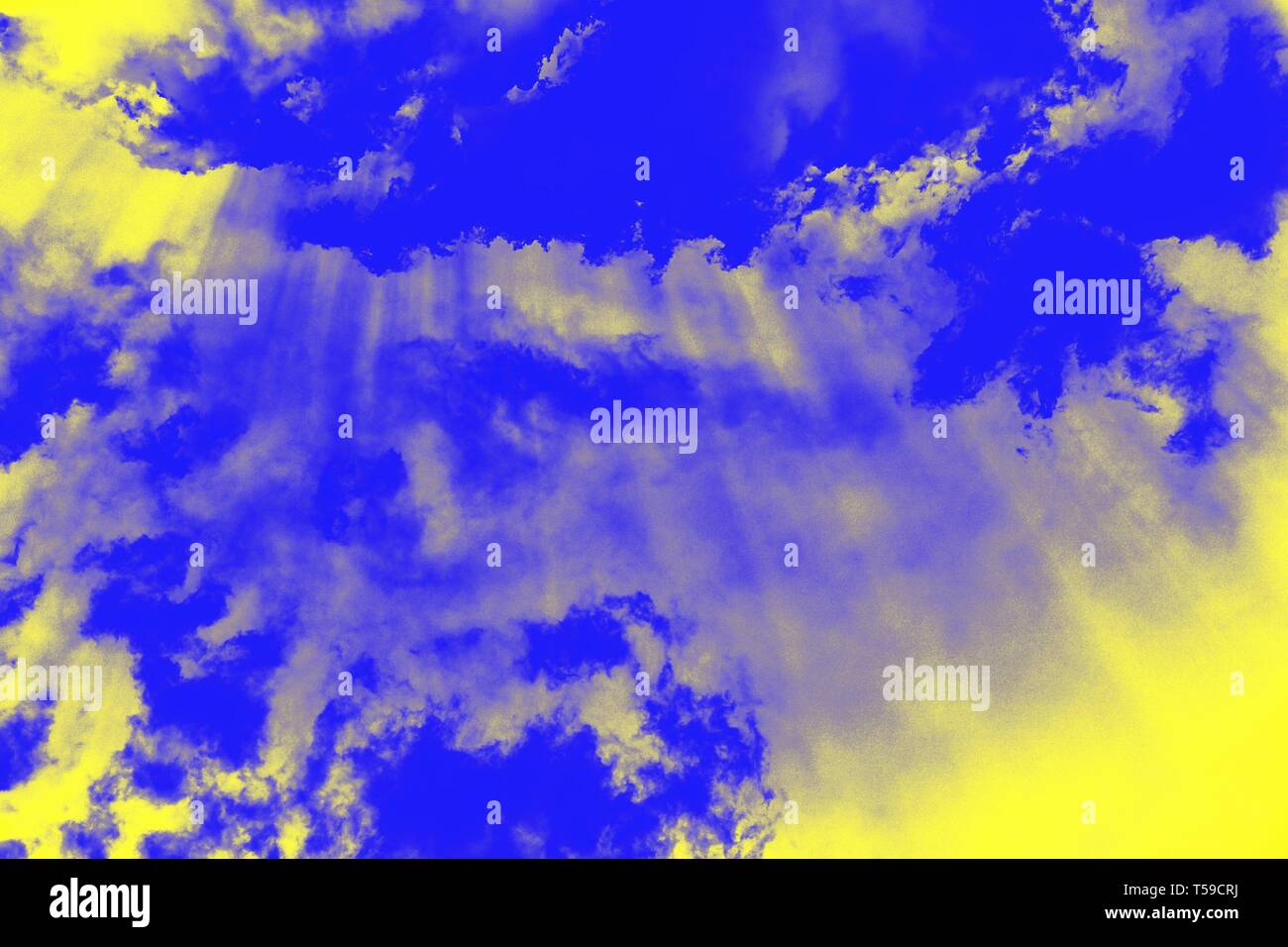 Abstrakte ultra moderne Himmel Hintergrund mit Sonnenstrahlen. Gelb und Ultramarinblau Farben Stockfoto