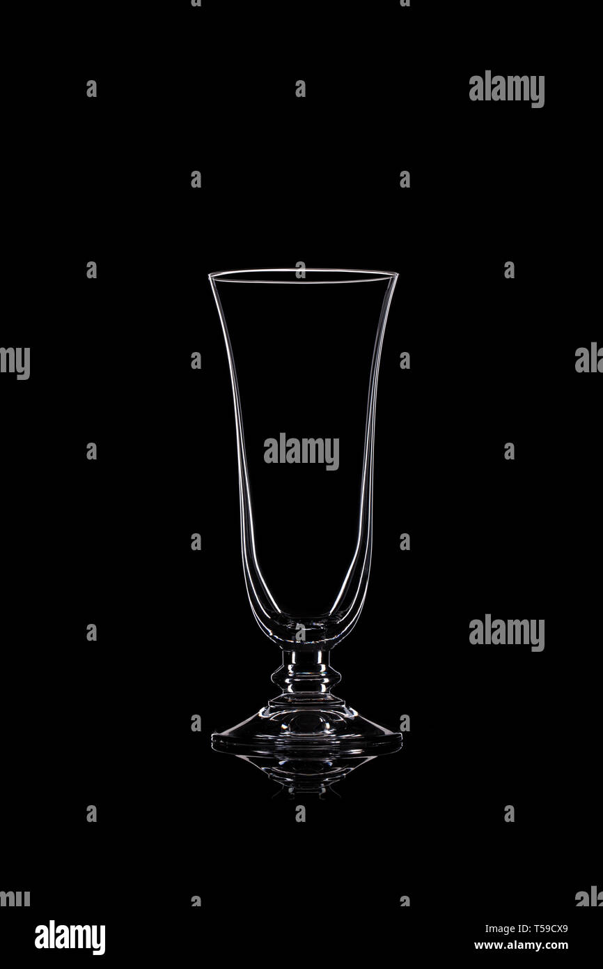 Cocktail Gläser auf einen Tresen mit einem beleuchteten Bar Schild im  Hintergrund Stockfotografie - Alamy
