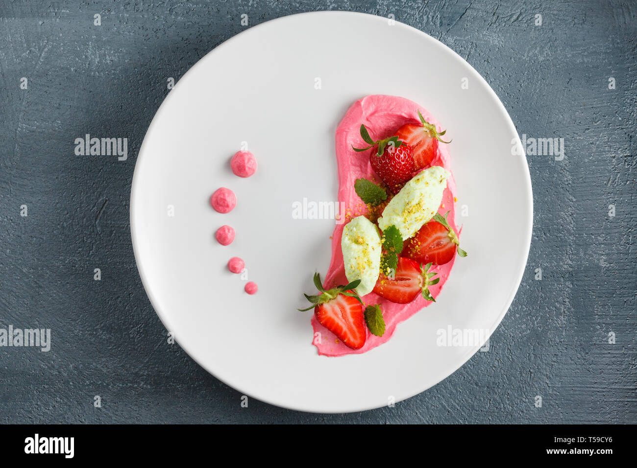 Frersh Erdbeeren mit Schlagsahne, Speiseeis und Puderzucker. Stockfoto