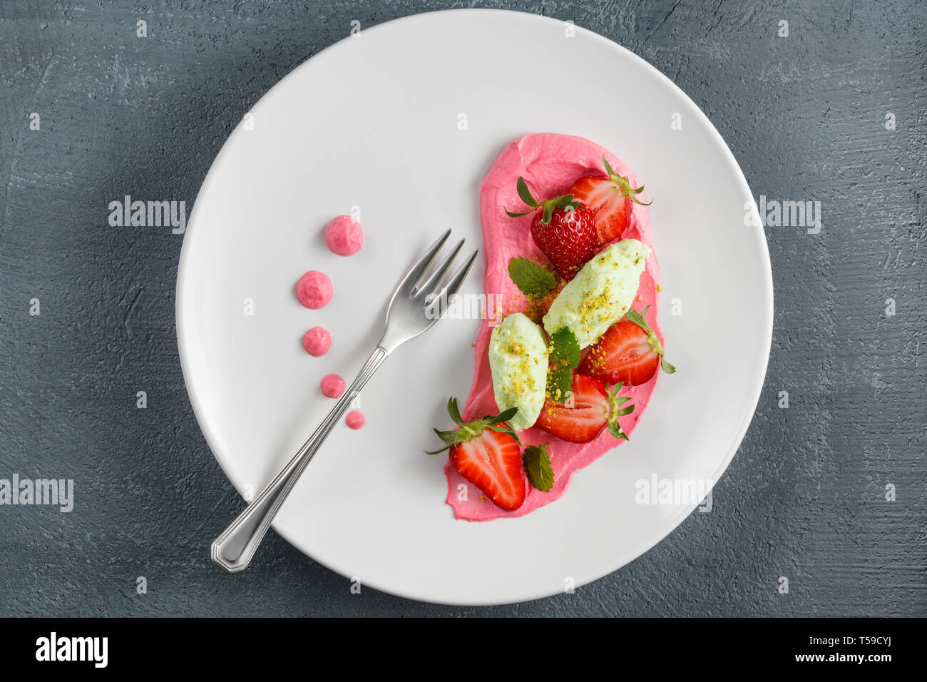 Frersh Erdbeeren mit Schlagsahne, Speiseeis und Puderzucker. Stockfoto