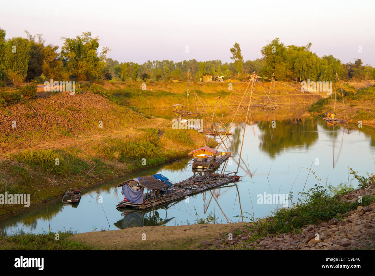 Yor in einem Fischerdorf im Nordosten Thailand in der Nähe von einem See. Yor ist alten Schweinestall Angeln in Asien Stockfoto