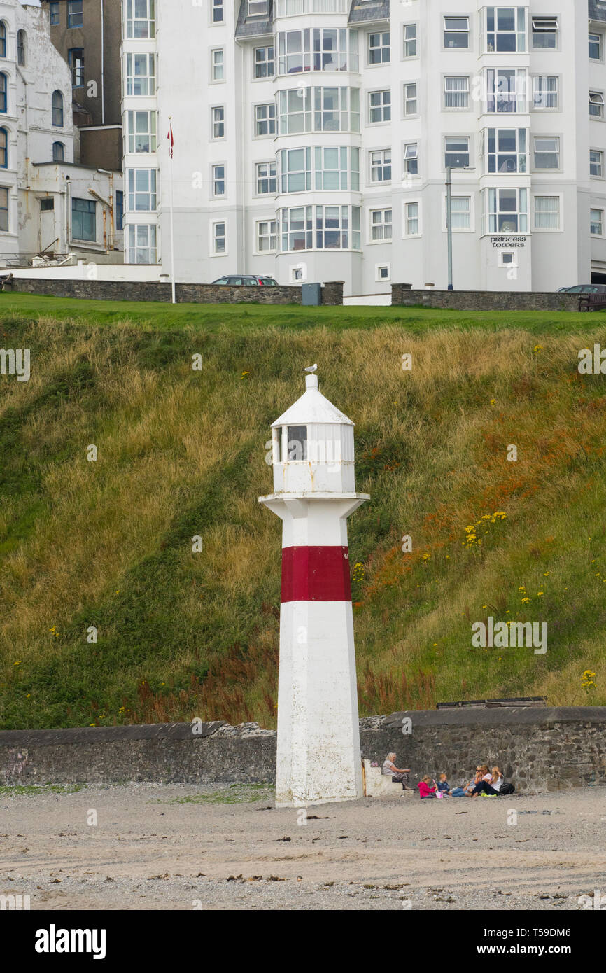 Port Erin Strand mit Leuchtturmfeuer auf dem Sand und einem Hotel dahinter, Insel Man, Großbritannien. Stockfoto