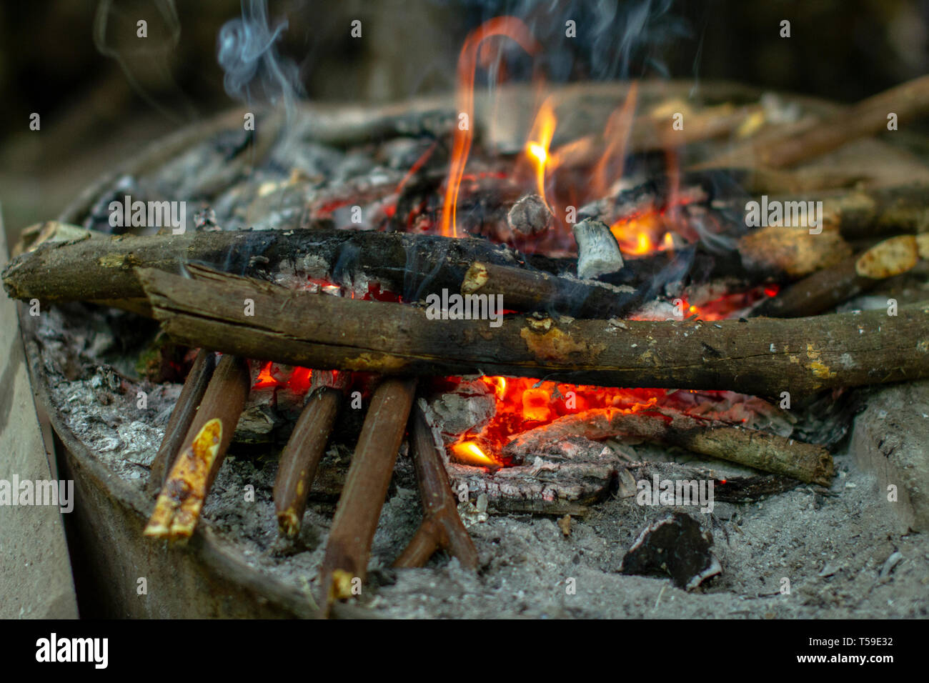 Holz Feuer in einem traditionellen Herd Stockfoto